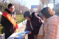 市人社局開展居民醫(yī)保上街宣傳活動，宣傳居民醫(yī)保政策，解答群眾